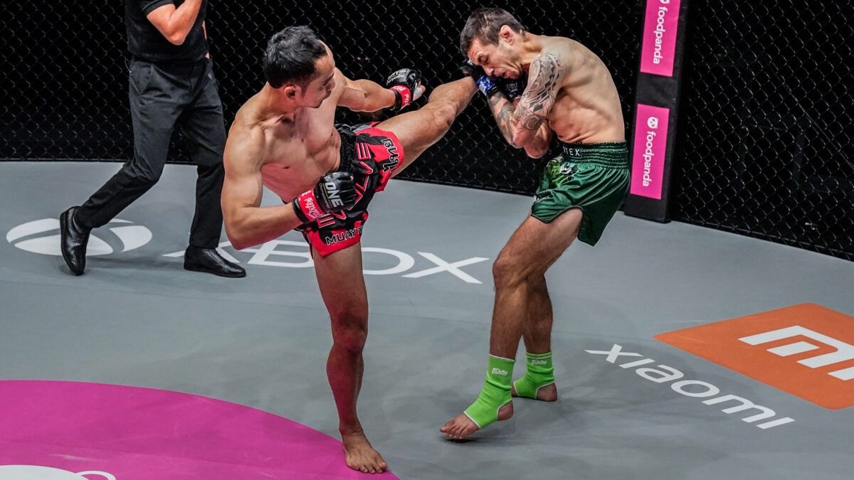 Thajec Sam-A nedal tvrdými kopy Australanovi nejmenší šanci. Po 3 počítáních rozhodčí titulový zápas ukončil