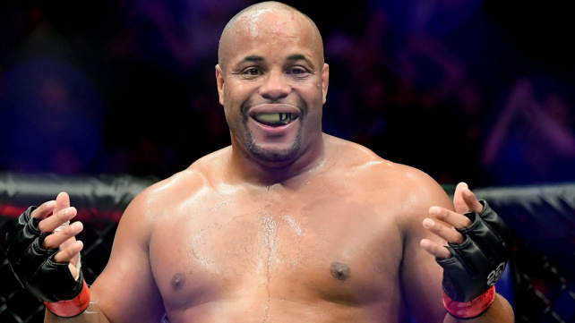 Bývalý šampion UFC Daniel Cormier spokojeně odpočívá ve sportovním důchodu. O návratu do oktagonu přemýšlel 15 minut