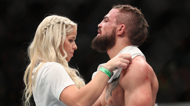 Bojovník UFC Mike Perry čelí obvinění bývalé manželky z domácího násilí