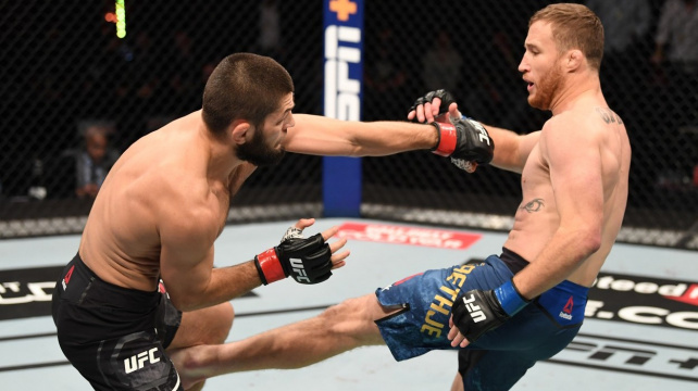 „Měl jsi šanci stát se šampionem, ale usnul jsi,“ pustil se Khabib do Gaethjeho, který následně kontroval