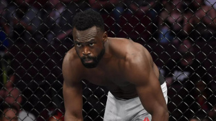 Uriah Hall bere souboj se Silvou jako poctu, jeho hlavní cíl je však šampion střední váhy Adesanya