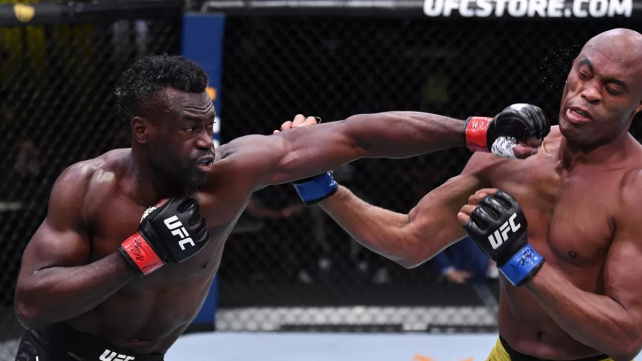 Uriah Hall ve čtvrtém kole sestřelil Andersona Silvu a pak se omluvil, že mu zkazil rozlučku