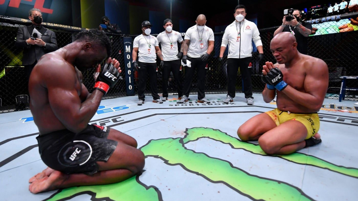 "Všechny emoce šly ven," popsal Uriah Hall, proč šel po zápase s Andersonem Silvou na kolena a rozbrečel se