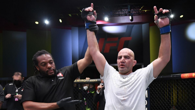 Veterán UFC Glover Teixeira přežil dvojnásobnou klinickou smrt a nakonec zvládl Santose uškrtit