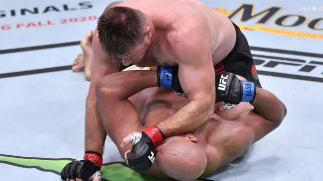 První „forearm choke“ v UFC! Obrovský Moldavan uspal soupeře svým předloktím a získal bonus za výkon večera