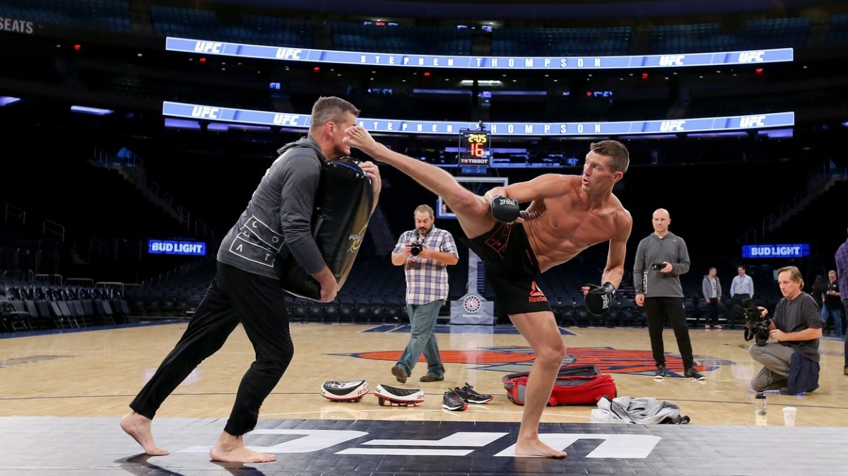 Kulturista chtěl vyzkoušet, kolik lowkicků snese od elitního UFC bojovníka Stephena Thompsona, hned šel k zemi