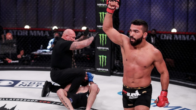 Dvojnásobný šampion Bellatoru Patricio Freire sestřelil Carvalha za pouhé 2 minuty a postoupil do semifinále Grand Prix