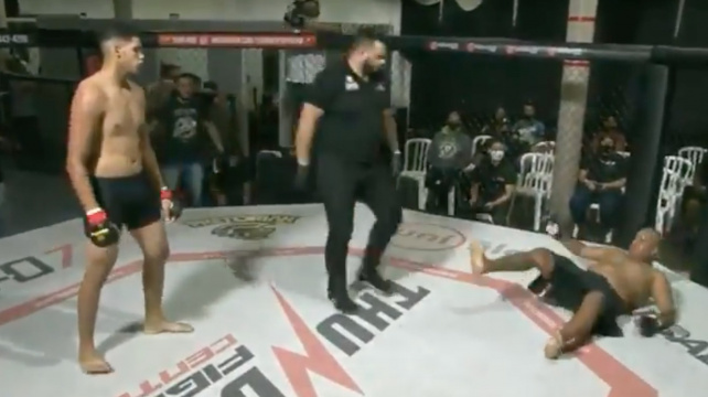 Šílená chyba rozhodčího v MMA. Brazilský sudí neukončil zápas a nechal knockoutovaného bojovníka znovu bojovat