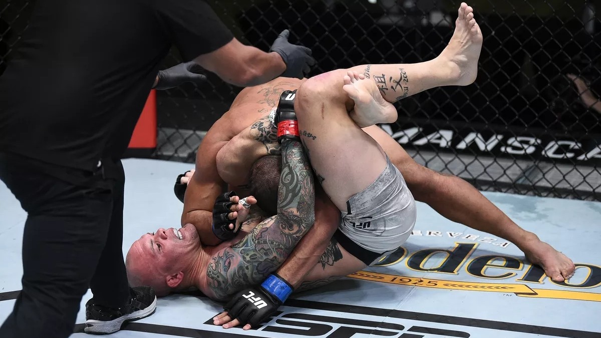 Smith je zpátky, stačilo mu bojovat půl kola, pak svého soupeře uškrtil