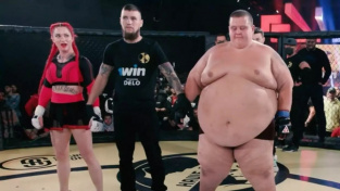 MMA souboj mezi 240 kg mužem a 63 kg ženou. Šílenost, jaká tady už dlouho nebyla, dopadla dost nečekaně