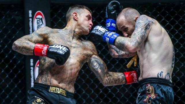 Hejtři mu dodali motivaci, Holzken soupeře úderem na játra složil jako origami