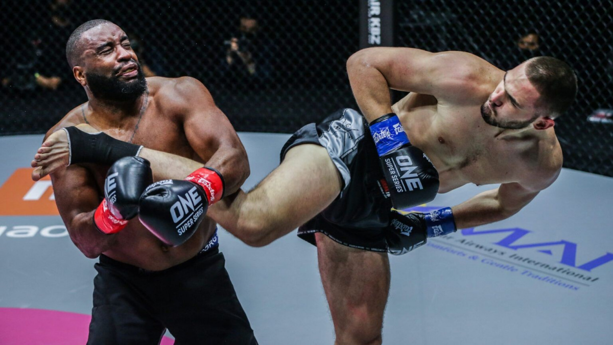 Srb Rade Opačič zaskočil "Drtitele kostí" a skvěle načasovanou otočkou zničil veteránovi K-1 comeback