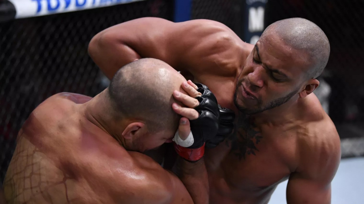 Ciryl Gane nedal Junioru dos Santosovi šanci a ukončil jej tvrdým KO loktem