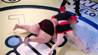 Ruska v kleci skolila 240kilového chlapa a vysloužila si angažmá v jedné z největších MMA organizací světa