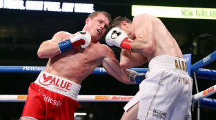 David porazil Goliáše. Canelo Alvarez potvrdil, že je nejlepším boxerem na světě a vysokému Smithovi totálně dominoval