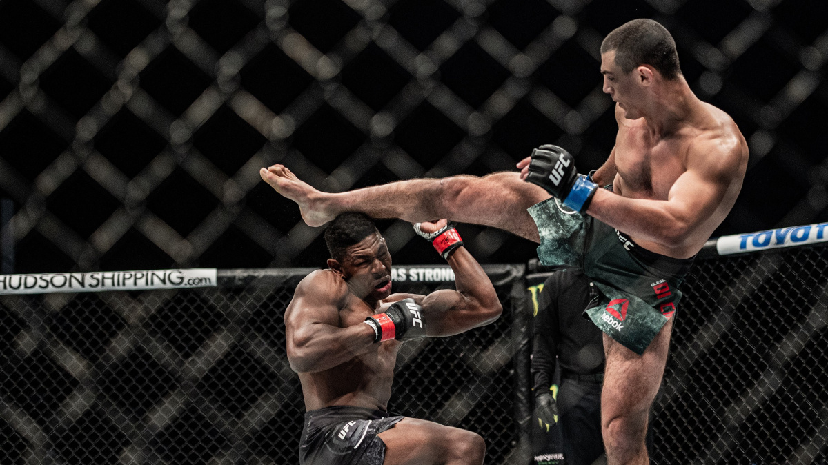 Alessio Di Chirico vypnul favorizovaného Buckleyho skvělým kopem a zachránil si kariéru v UFC