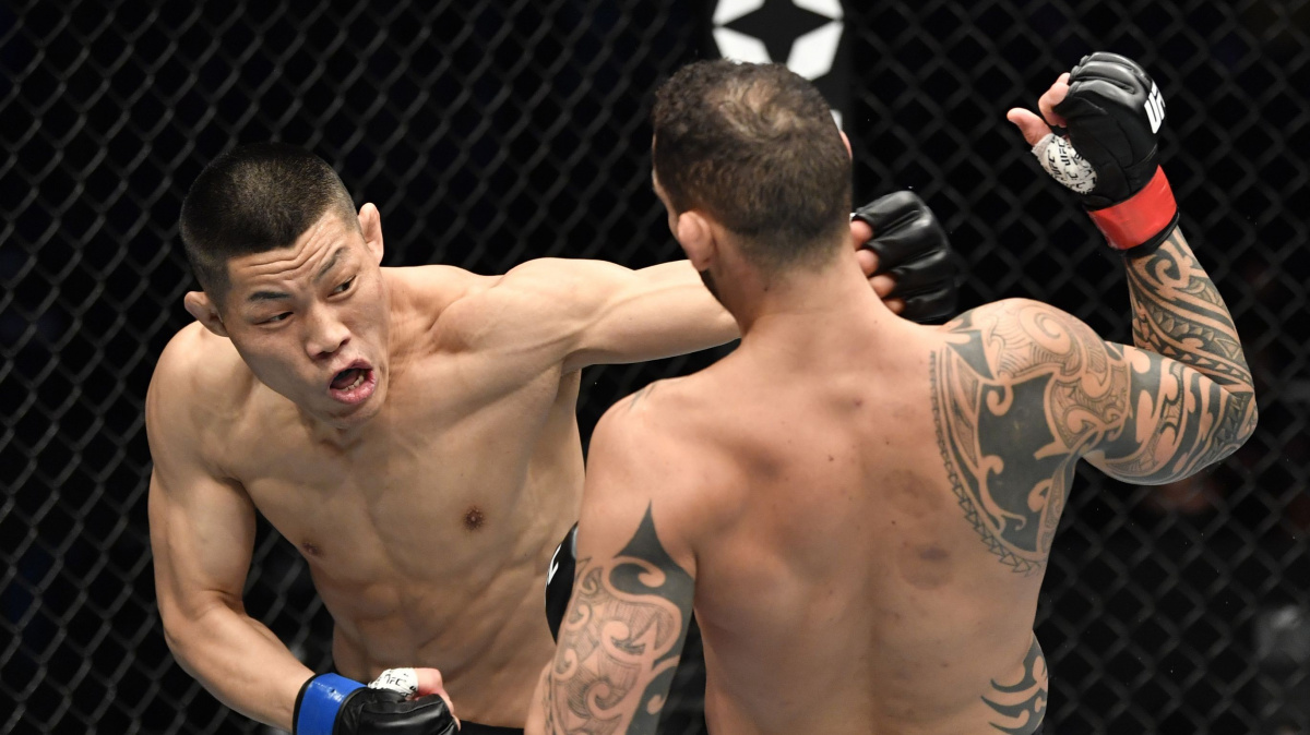 Li daroval svému soupeři čtyři minuty, pak ho tvrdým úderem poslal k zemi