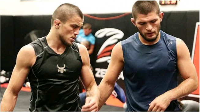 "Holloway se může stát nejlepším bojovníkem všech dob," myslí si Khabib, který připravuje na dnešní debut v UFC svého bratrance
