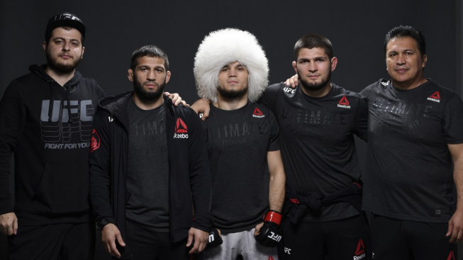 Khabib předal pochodeň bratrancovi, neporažený Umar v premiérovém zápase v UFC soupeře uspal