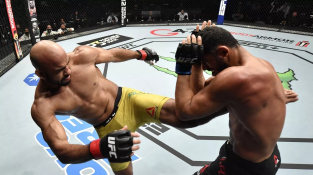 Brazilec Warlley Alves svými kopy doslova posekal svého soupeře a za tvrdé KO získal 50 tisíc dolarů