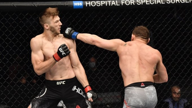 Chandler předvedl neskutečný debut. Na sestřelení Hookera mu stačilo 210 vteřin a poté se pustil do McGregora, Poiriera i Khabiba