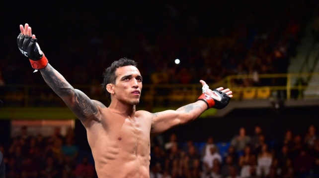 Neuvěřitelná cesta nejlepšího „finišera“ UFC, Charlese Oliveiry. Doktoři mu předpověděli, že nebude chodit, teď bude bojovat o titul