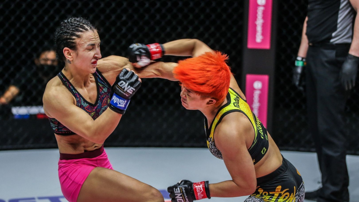 Video: Alyona Rassohyna kontroverzně ukončila Stamp Fairtex jen 7 vteřin před koncem zápasu