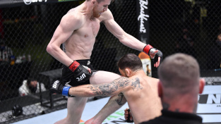 Nový šampion na obzoru, legendu vyřídil za pár sekund naskočeným kolenem