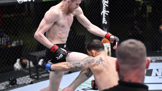 Nový šampion na obzoru, legendu vyřídil za pár sekund naskočeným kolenem