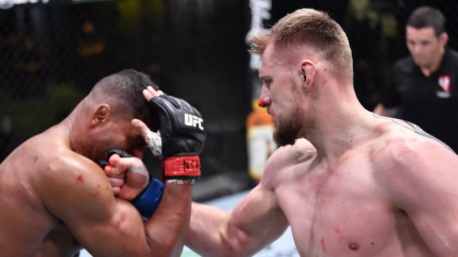 Volkov tvrdými údery zničil Overeemovi sen o titulové šanci