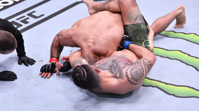 Šok v UFC! Hernandez utáhl na gilotinu mistra světa v brazilském jiu-jitsu Vieiru