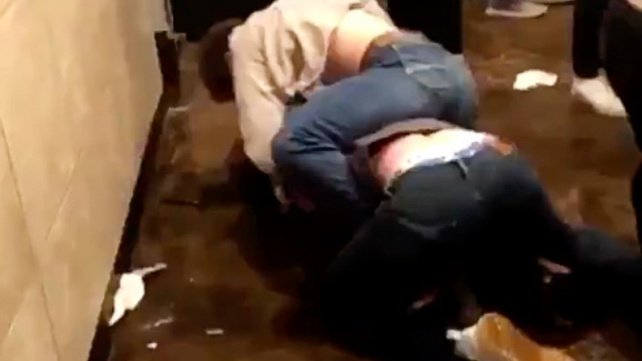 Talentovaný americký fotbalista dostal v "hospodské" bitce nakládačku od MMA bojovníka