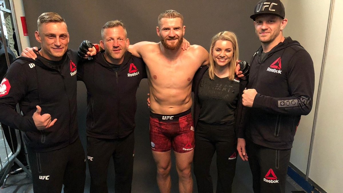 Blachowicz na horském kole a Sterling s vrtačkou. I takto tráví bojovníci čas před velkým turnajem UFC 259