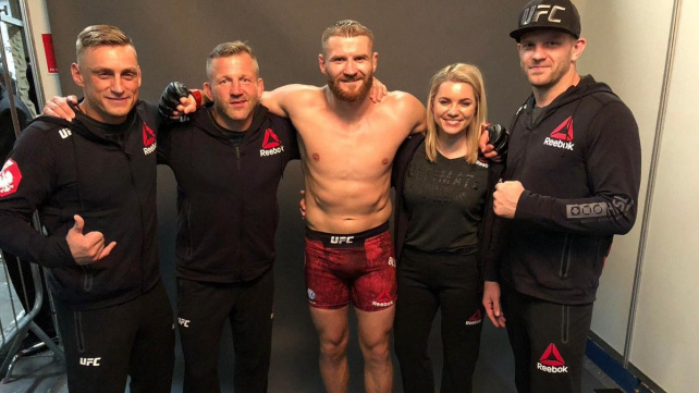 Blachowicz na horském kole a Sterling s vrtačkou. I takto tráví bojovníci čas před velkým turnajem UFC 259