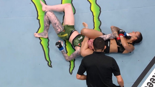 Brazilská lvice Nunes zničila Anderson po dvou minutách a stále vládne pérové váze