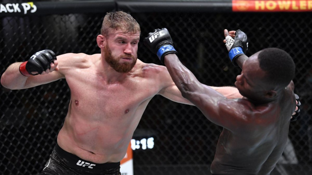 Blachowicz ubránil titul a ustědřil první porážku zázračnému Adesanyovi