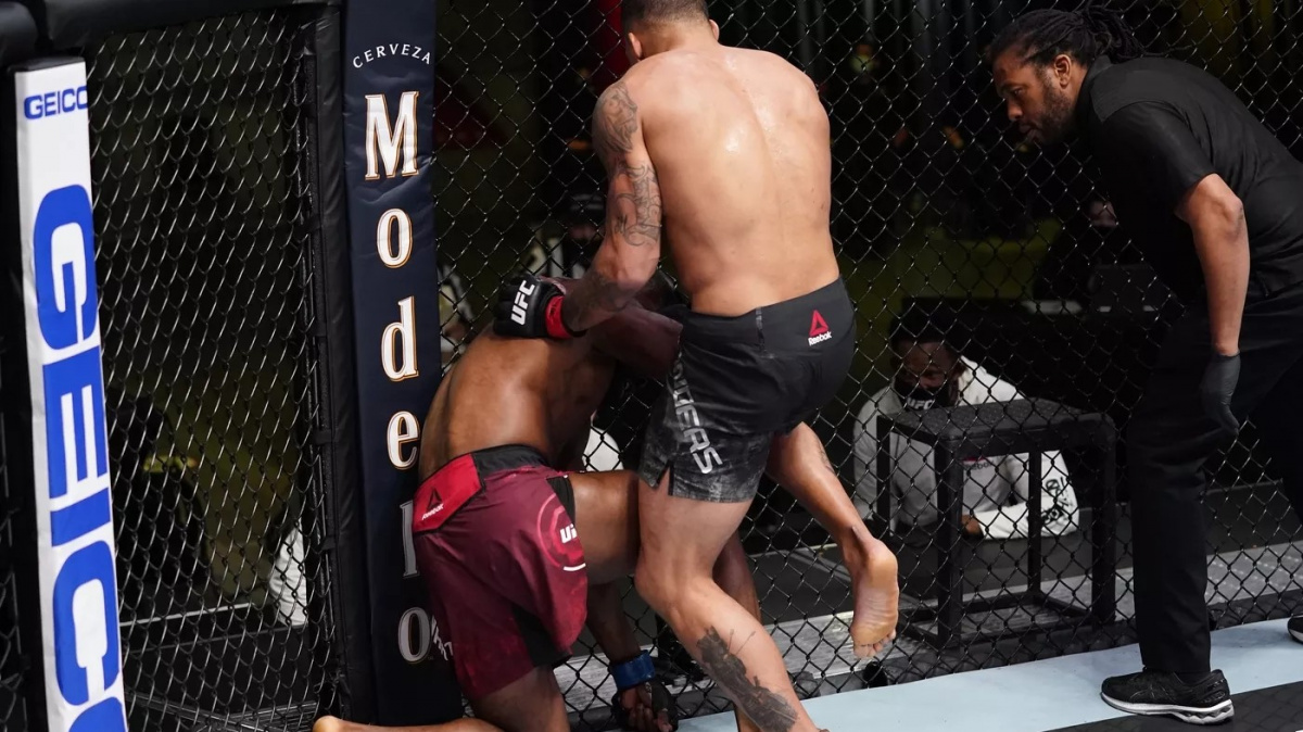 UFC zažilo další faul kolenem do hlavy, tentokrát však s jiným výsledkem. Jak je to možné?