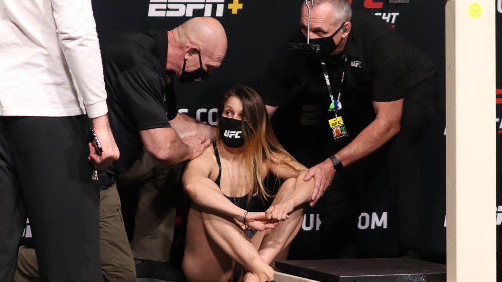 Hrůzostrašný moment v UFC. Dehydratovaná bojovnice při vážení dvakrát omdlela