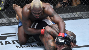 Derek Brunson zkušeně porazil ukecaného Kevina Hollanda, který chtěl o přestávce radu i po Khabibovi