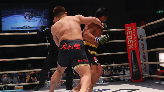 Zápasník sumo zhubl 50 kg a šel zápasit do MMA. Bylo z toho KO v rekordním čase