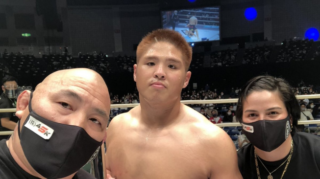 Japonský bojovník sumo, který udělal rekordní KO, dostal pokutu za své nesportovní chování