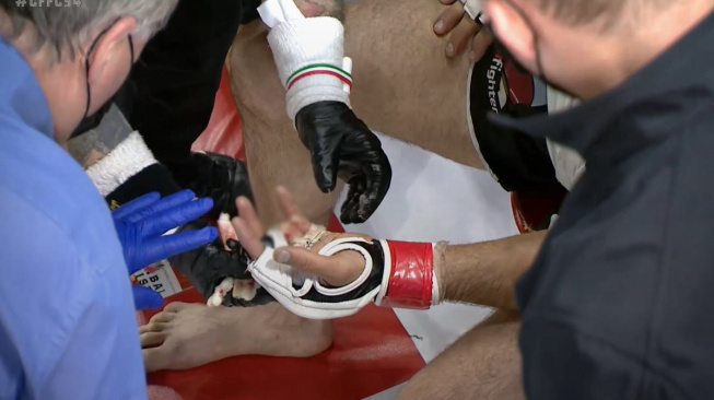 Bývalý olympionik si v MMA zápase amputoval prst na ruce! I přesto chtěl pokračovat v boji