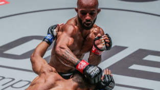 Špatná noc pro bývalé šampiony UFC. Johnson dostal KO kolenem a Alvarez si vysloužil diskvalifikaci