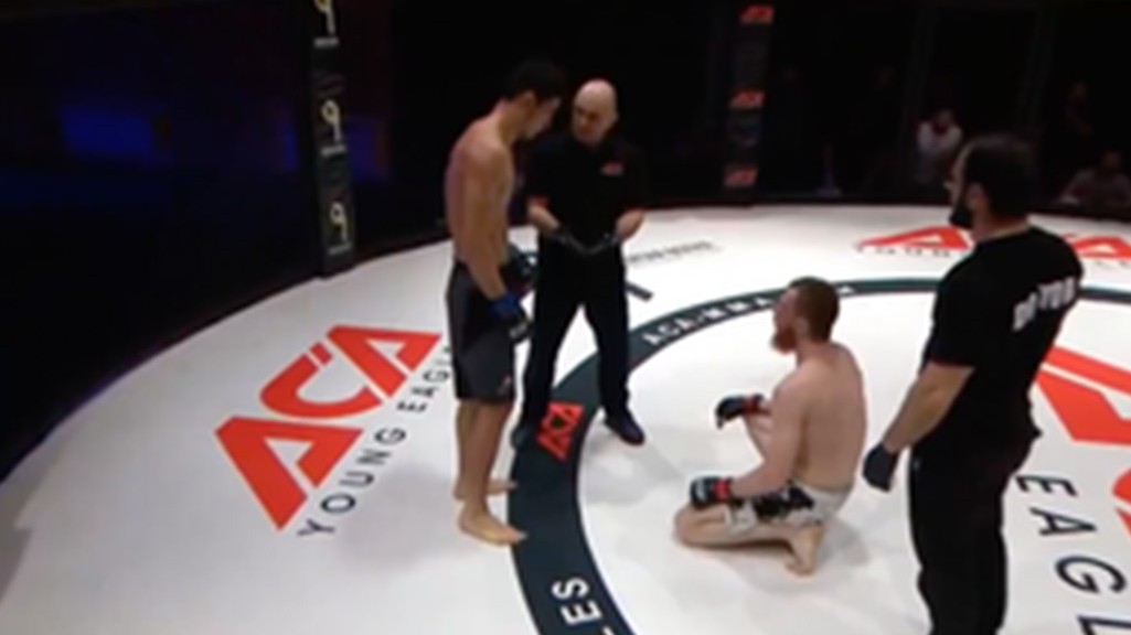 Bojovníci MMA začali zápasit bez rozhodčího. Vítěz se ale z tvrdého KO neradoval moc dlouho