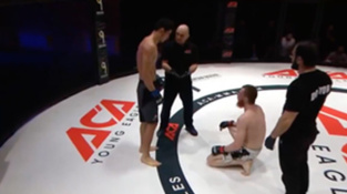 Bojovníci MMA začali zápasit bez rozhodčího. Vítěz se ale z tvrdého KO neradoval moc dlouho