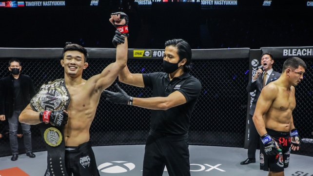 V titulové bitvě ONE bylo hotovo po minutě a pár vteřinách, Lee svého ruského soupeře ztloukl jako žito
