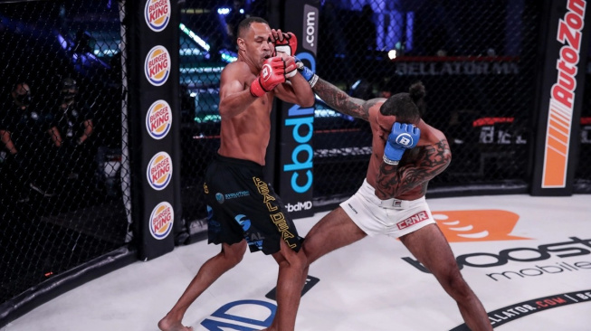 Kickboxer Raymond Daniels ukázal, že to s MMA myslí vážně, svého soupeře zničil ve velkém stylu
