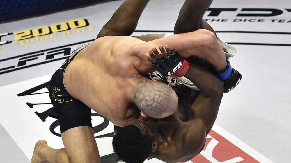 Brutální KO slamem. Američan s Nigérijcem praštil o zem a dílo zakončil tvrdými lokty