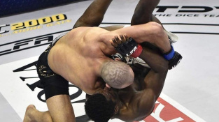 Brutální KO slamem. Američan s Nigérijcem praštil o zem a dílo zakončil tvrdými lokty