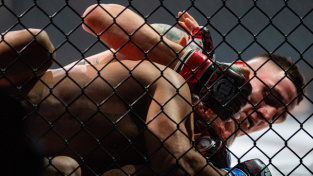 Slovenský talent Vojto Barborík zvládl svůj debut v KSW perfektně, svého soupeře uškrtil ve druhém kole